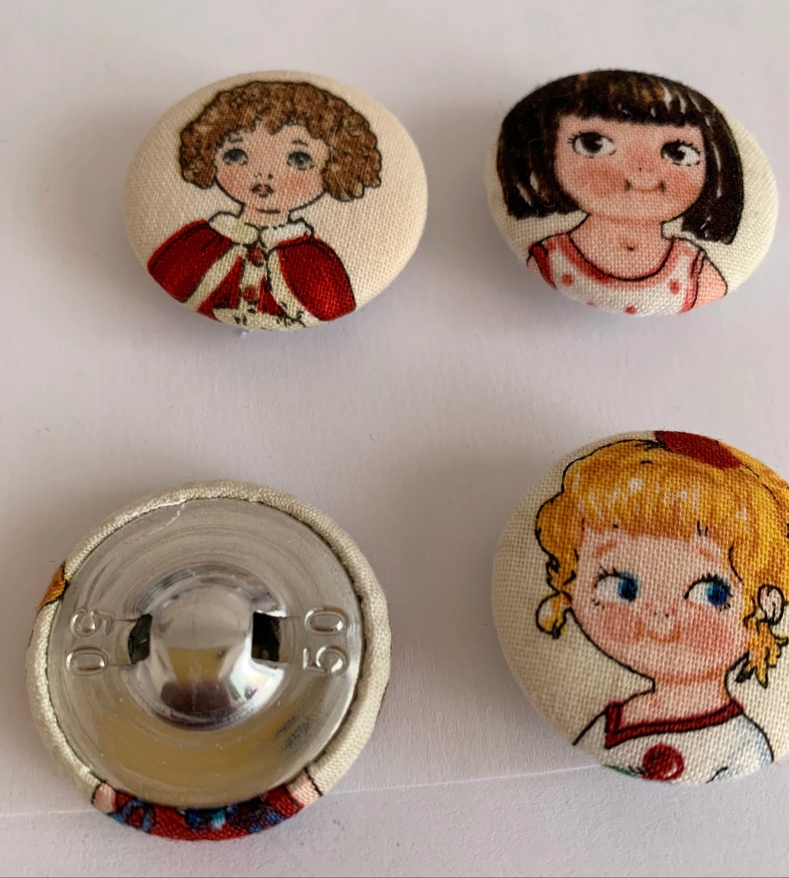 4 buttons covered with fabric – photo 2